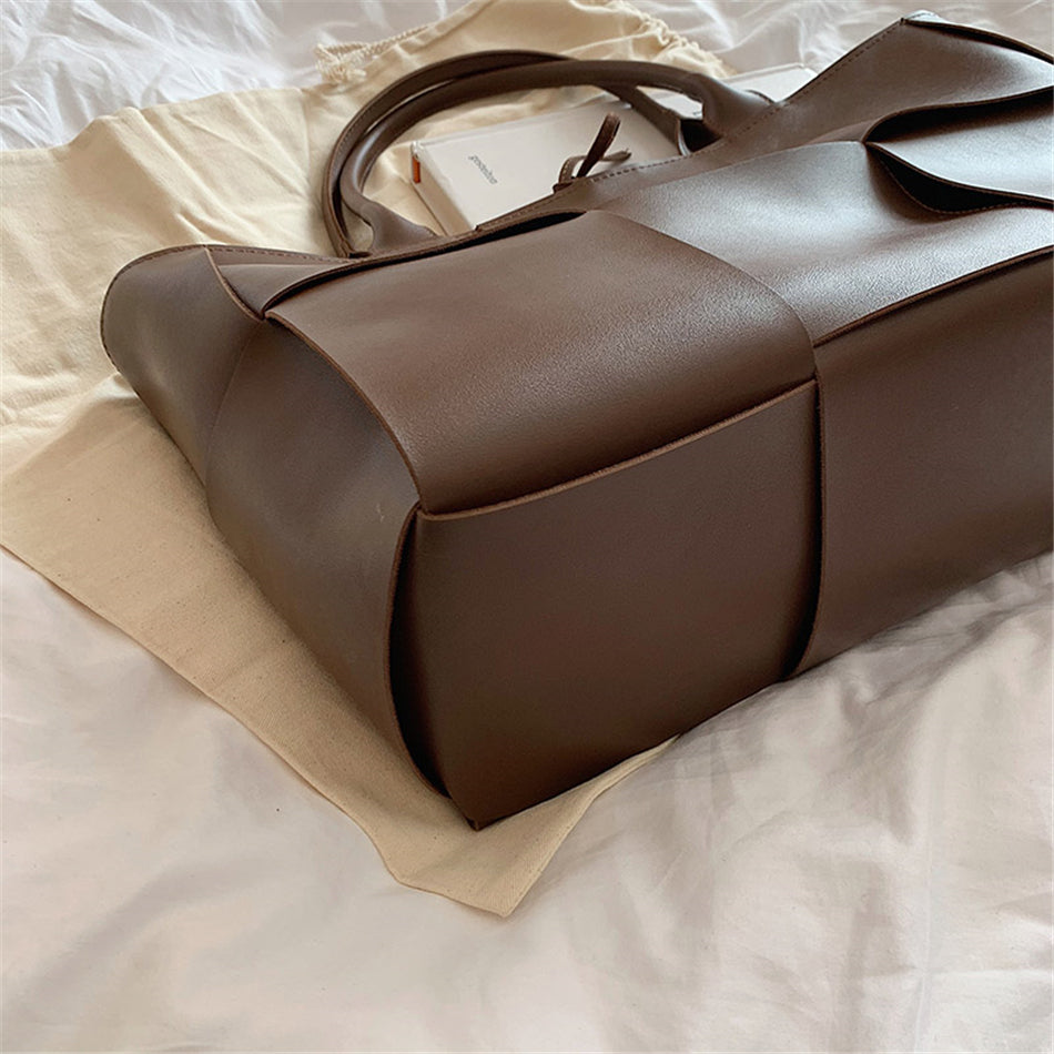 Bolsa Feminina Roma – Elegância e Espaço na Medida Certa + Necessaire interna