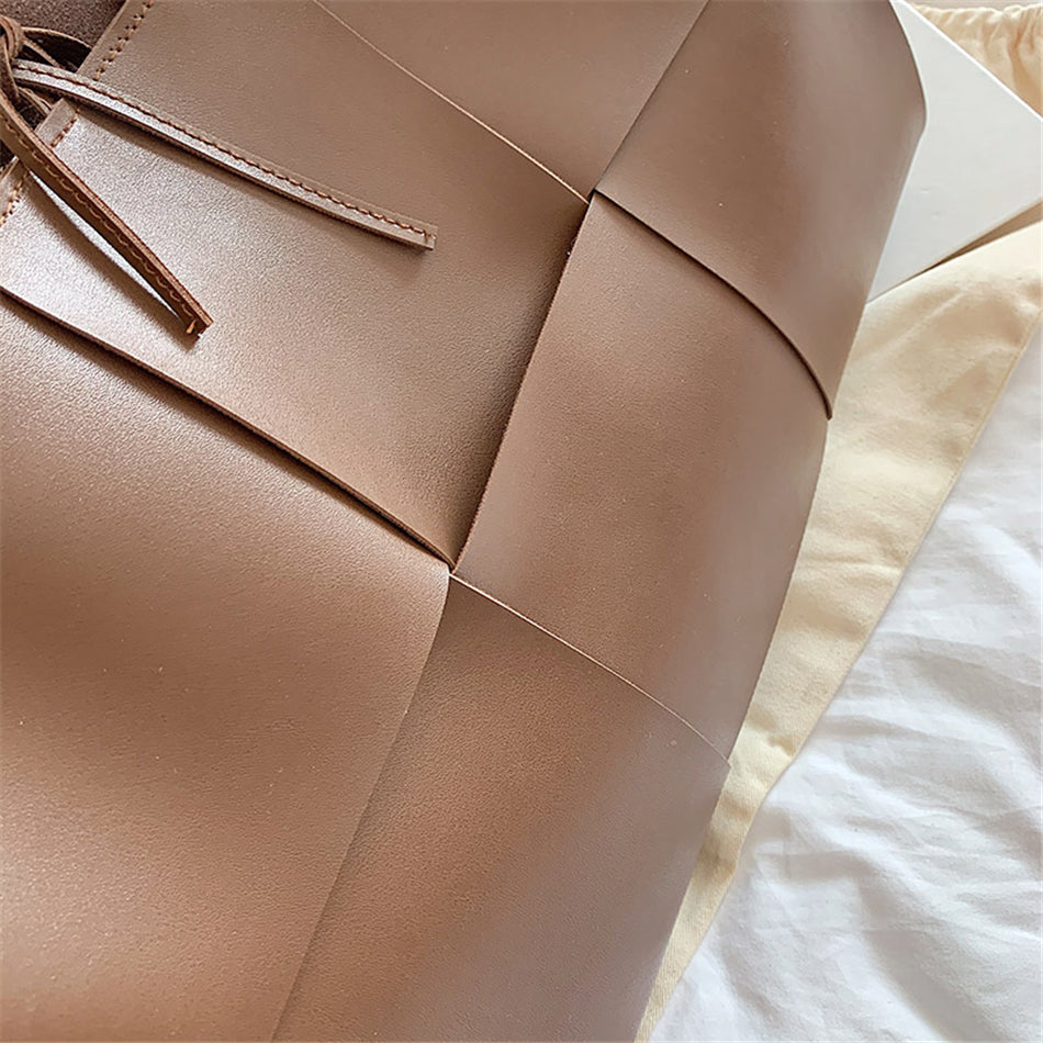 Bolsa Feminina Roma – Elegância e Espaço na Medida Certa + Necessaire interna