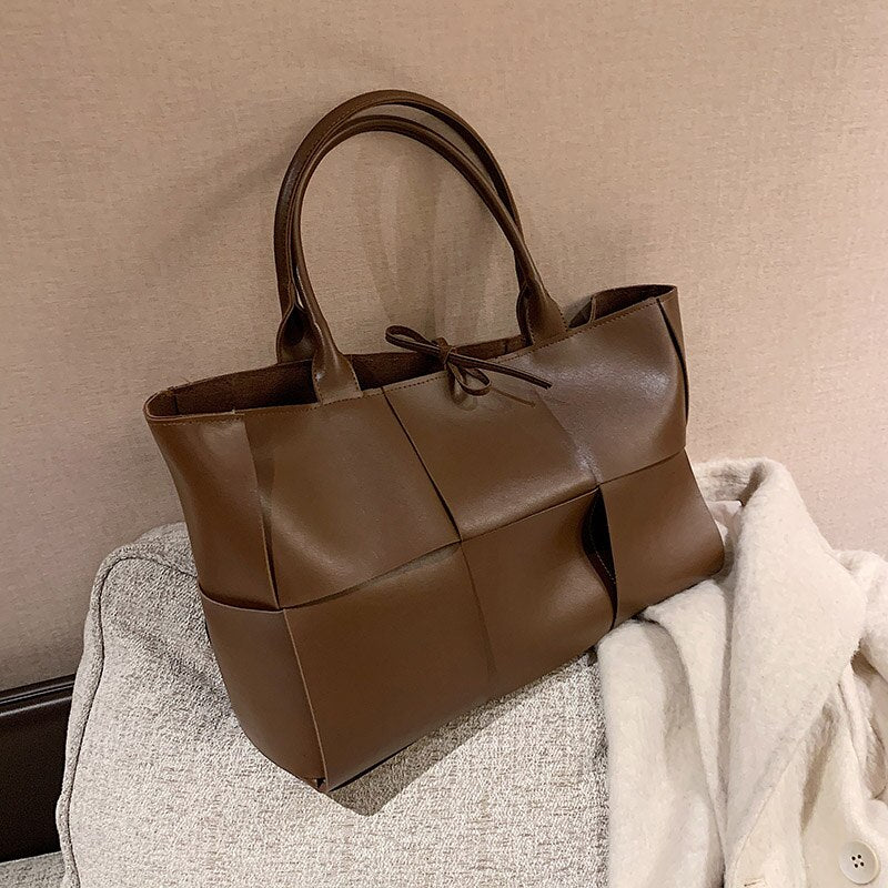 Bolsa Feminina Roma – Elegância e Espaço na Medida Certa + Necessaire interna