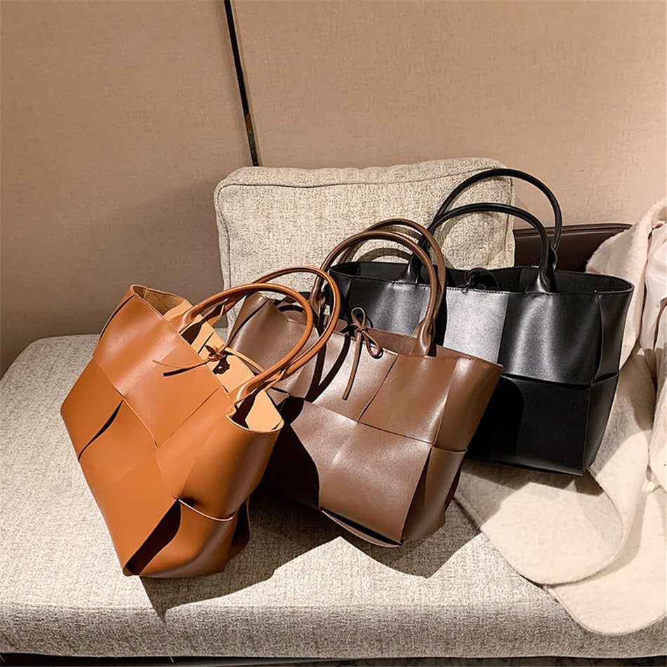 Bolsa Feminina Roma – Elegância e Espaço na Medida Certa + Necessaire interna