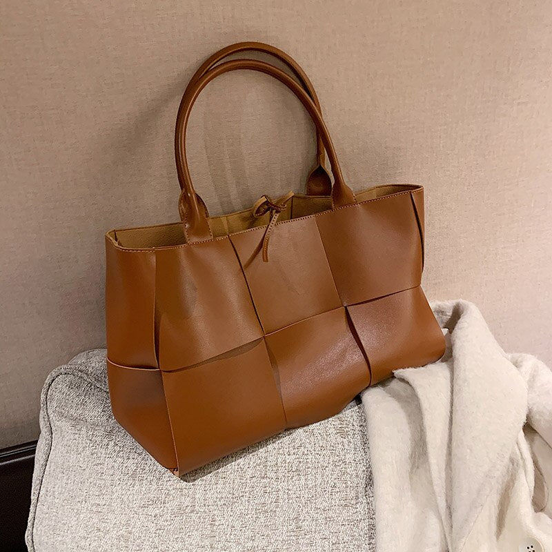 Bolsa Feminina Roma – Elegância e Espaço na Medida Certa + Necessaire interna