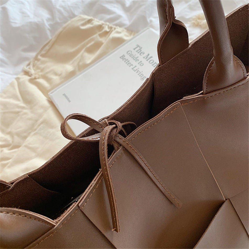Bolsa Feminina Roma – Elegância e Espaço na Medida Certa + Necessaire interna