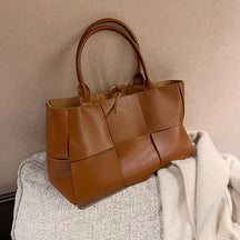 Bolsa Feminina Roma – Elegância e Espaço na Medida Certa + Necessaire interna
