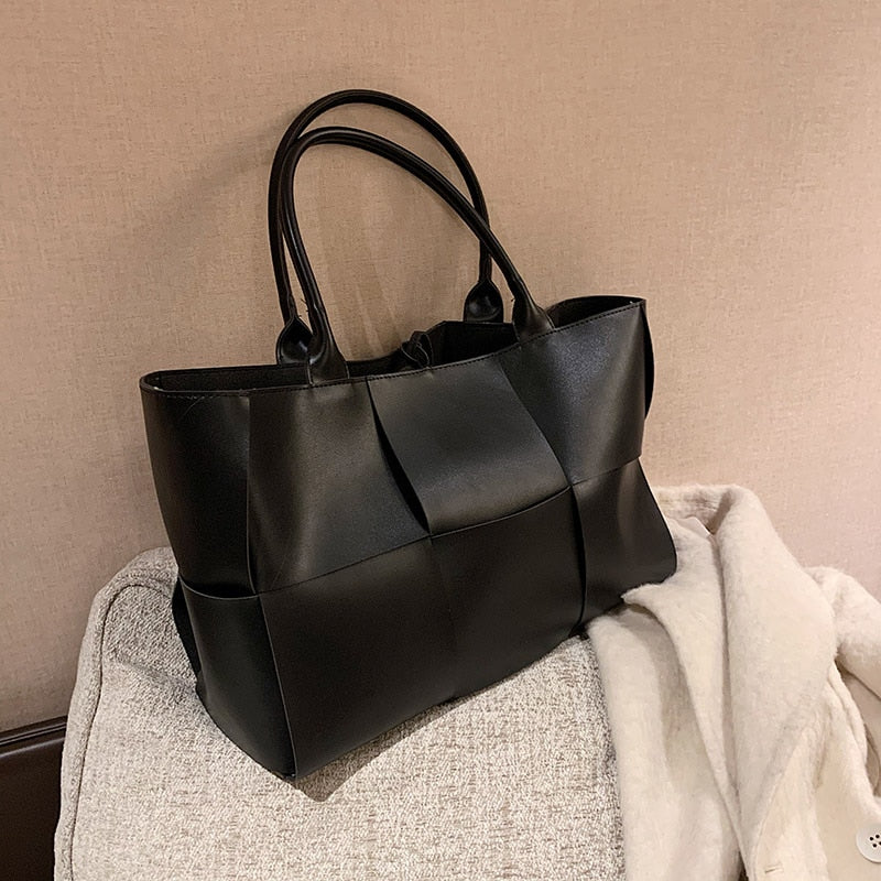 Bolsa Feminina Roma – Elegância e Espaço na Medida Certa + Necessaire interna